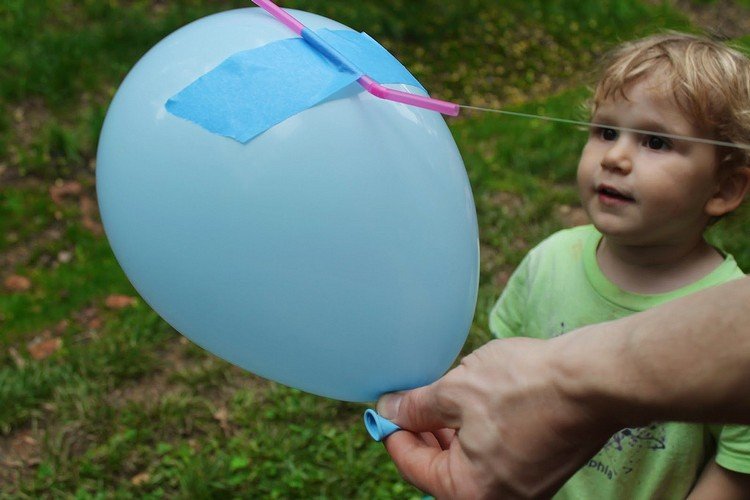 experimentos-crianças-física-balão-foguete-faça-você-mesmo-ao ar livre-experimento