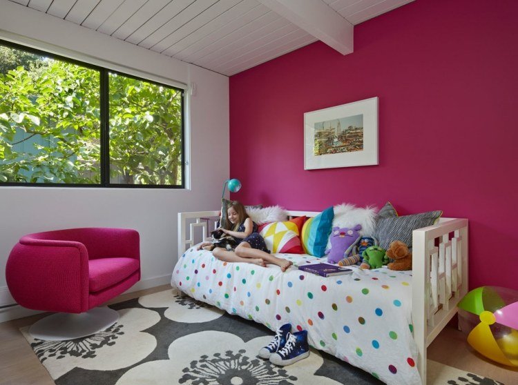 Cor e design de parede infantil room-girl-fuchsia-berry-wall-color-accent