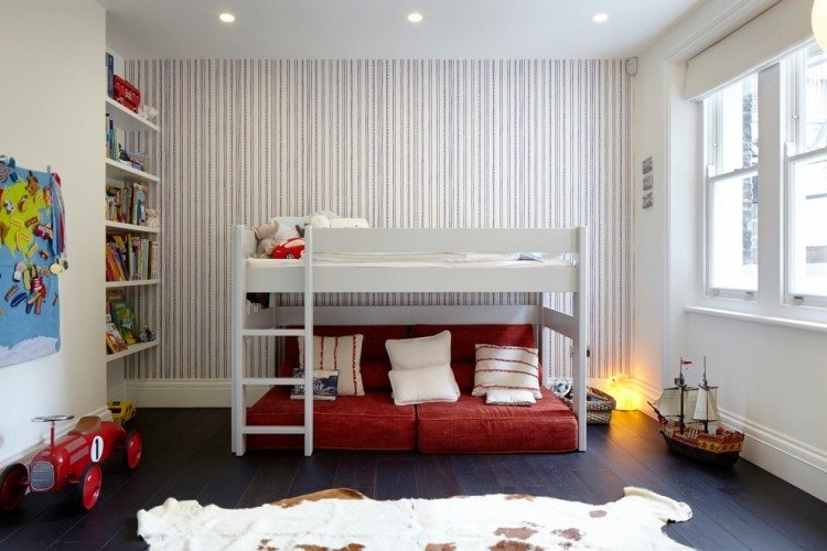 cor-parede-design-quarto infantil-listrado-papel de parede-cama loft-sofá-embaixo