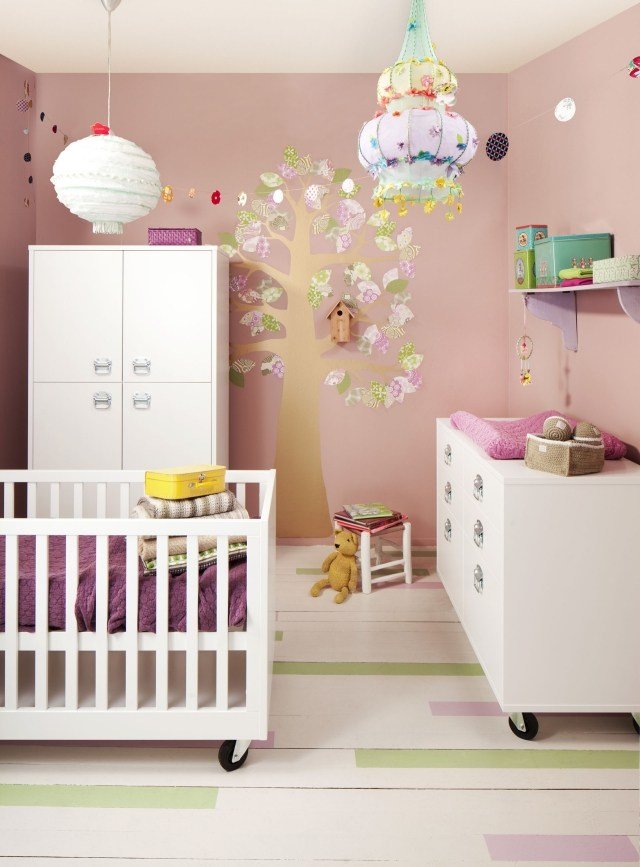 parede design-quarto infantil-menina-rosa suave-deco-árvore-branco-móveis