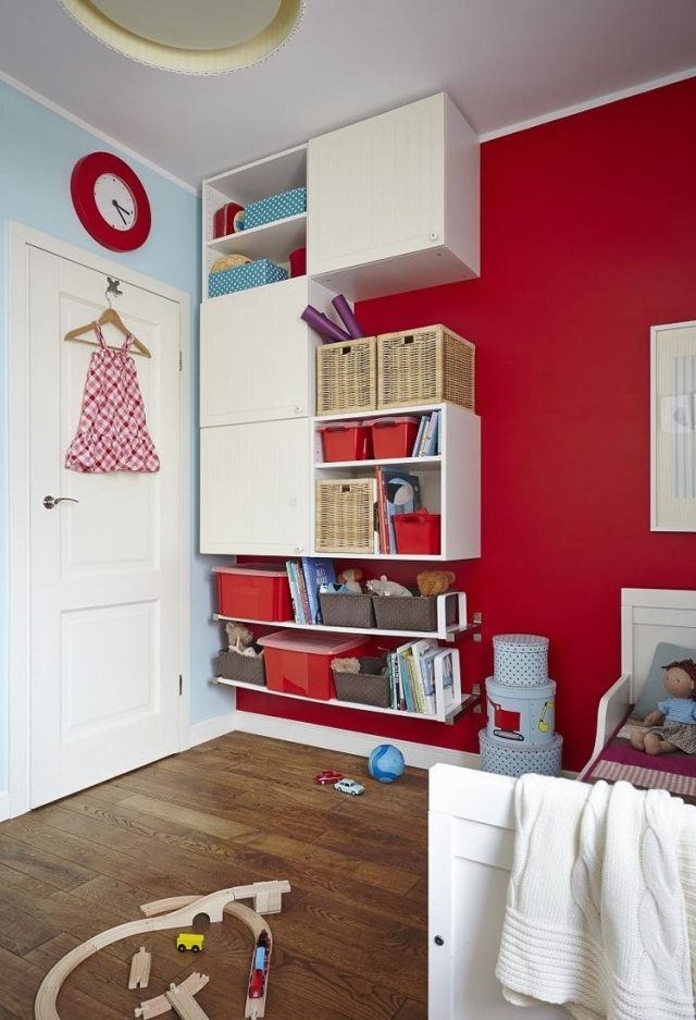 ideias-parede-design-quarto-infantil-vermelho-acento-parede-prateleiras brancas