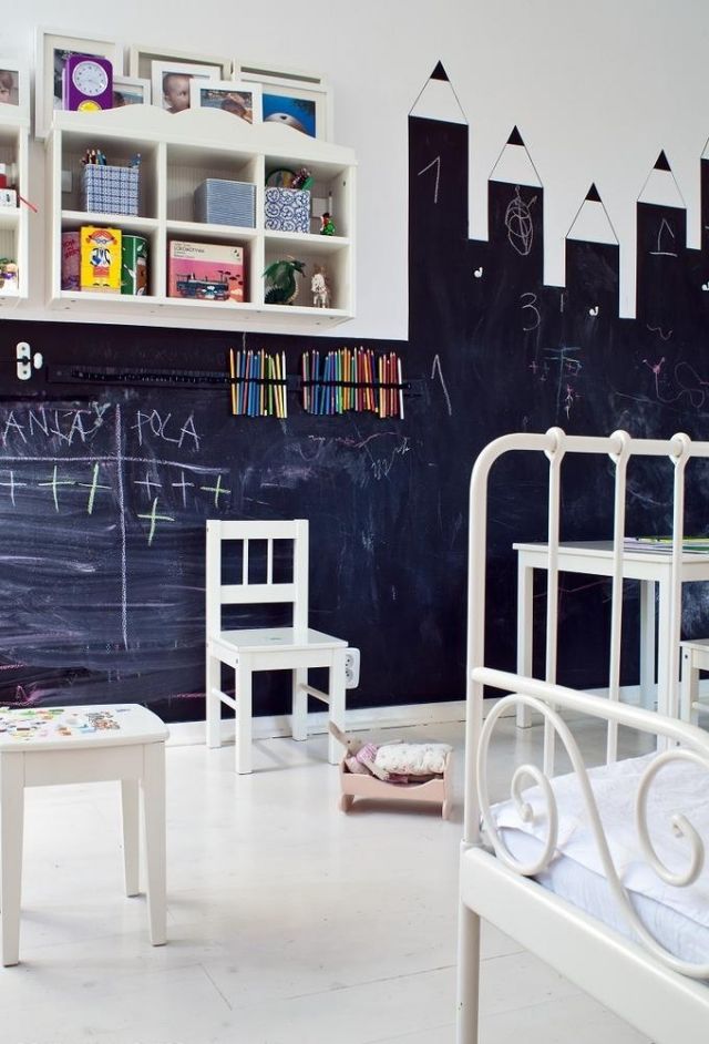 parede design-quarto infantil-quadro-negro-área de jogos-branco-móveis