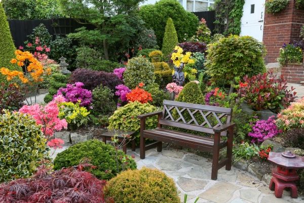 Paisagem do jardim colorida, tipos de assentos floridos ao ar livre