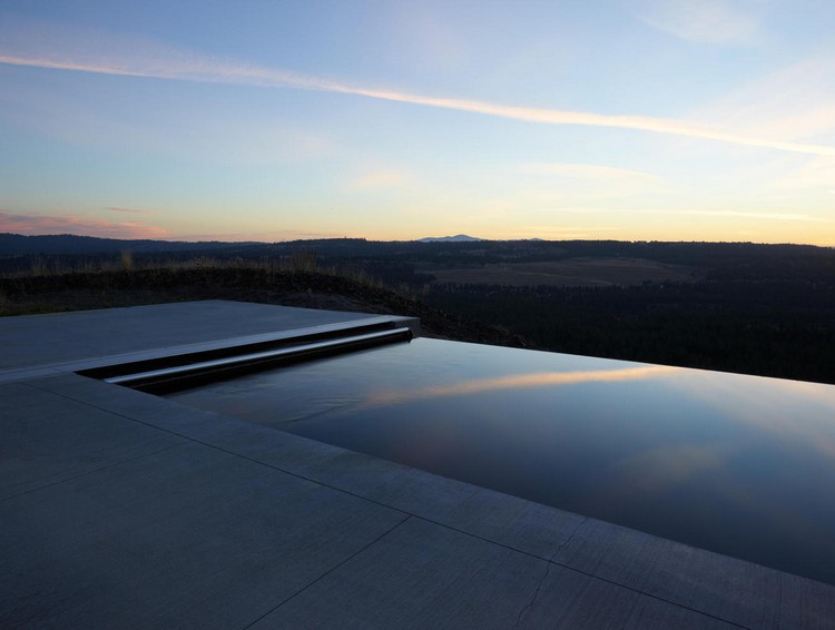 casa com piscina infinita em promontório rochoso com vista deslumbrante