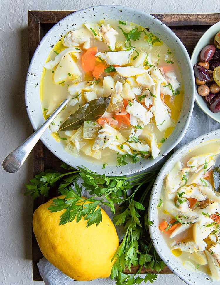 Sopa de peixe com legumes claros fácil e rápida receita grega