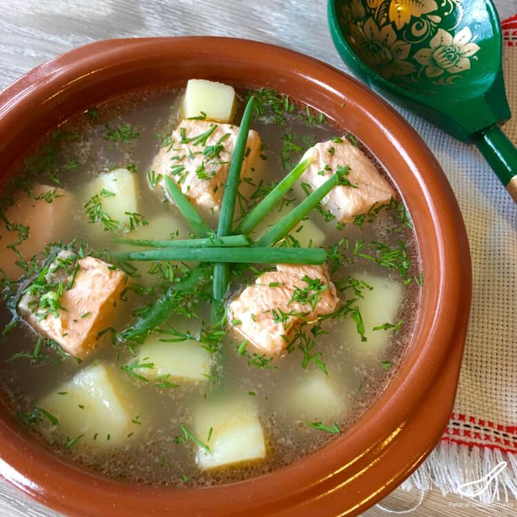 Sopa de peixe com salmão Receita russa para sopa clara com batatas