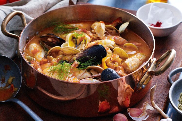 Cozinhando sopa de peixe Baouillabaisse francesa com açafrão