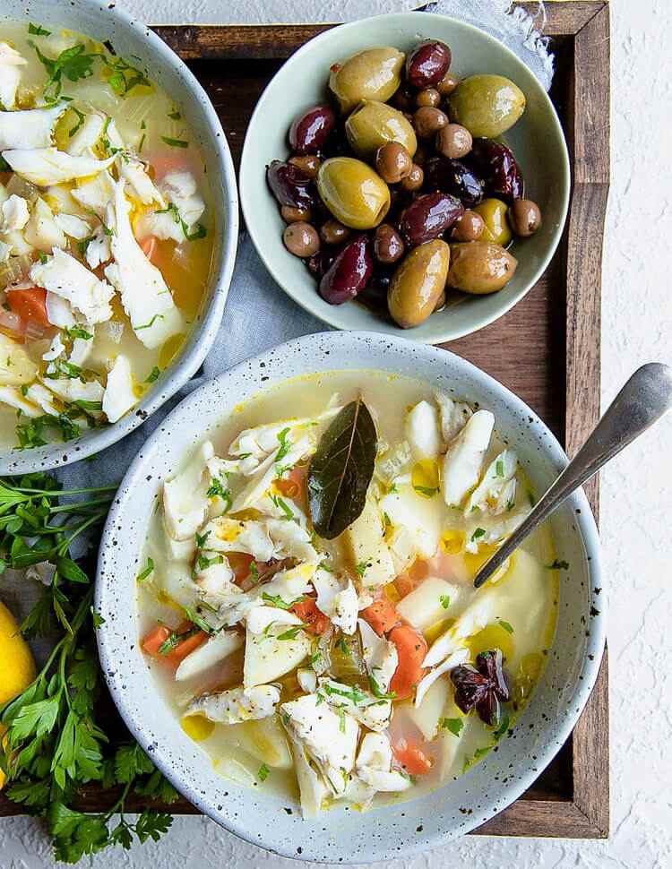 Basta cozinhar a sopa de peixe com vegetais de acordo com a receita grega com batatas