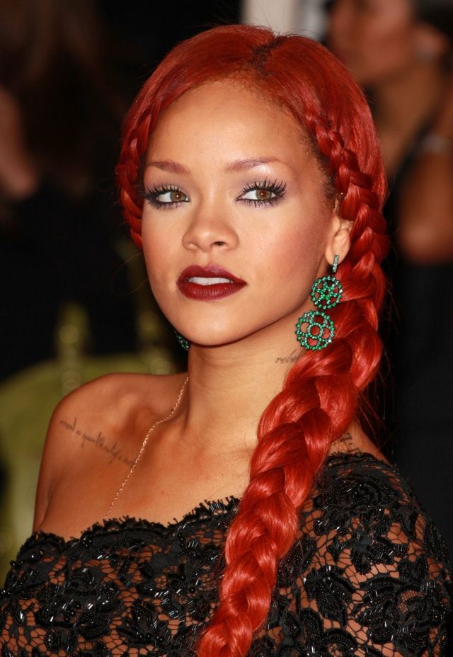 Trança penteado moderno Estrelas Rihanna cor de cabelo ruivo