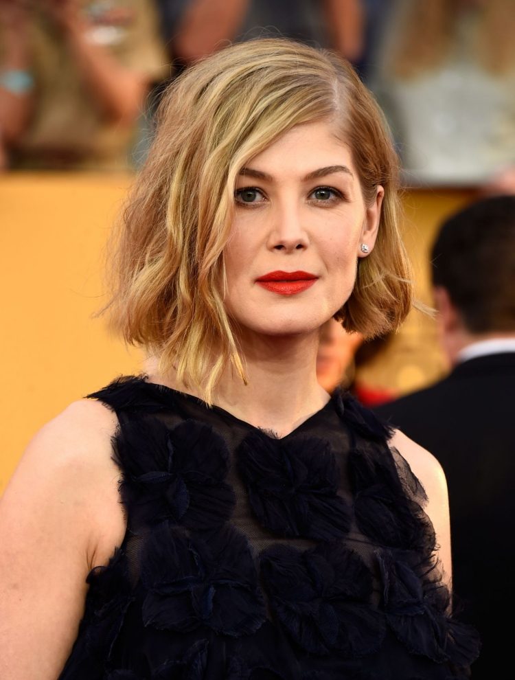 penteados com metade do comprimento 2015 senhoras-assimétrico-bob-side parting-rosamund-pike-2015