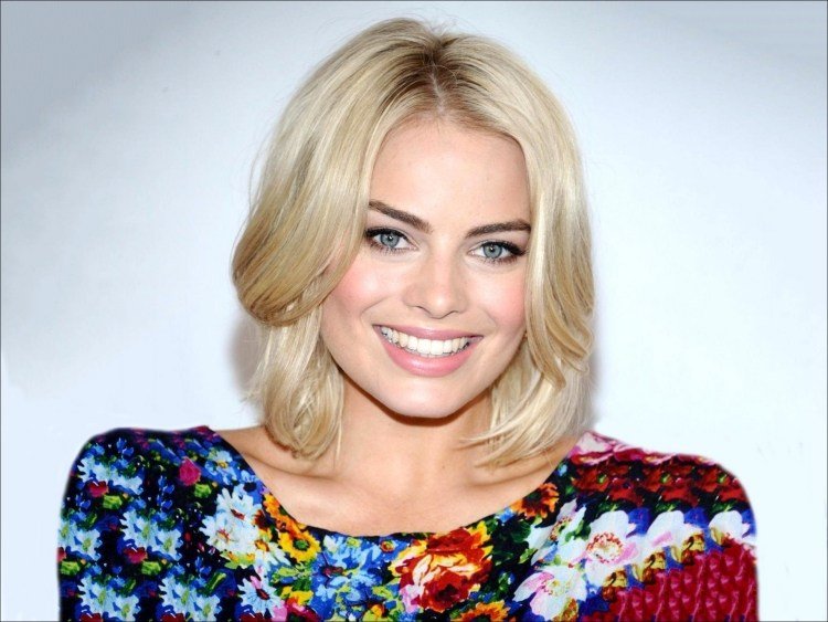 hairstyles-half-long-2015-ladies-middle-parting-tiered-bob-Margot-Robbie-2015