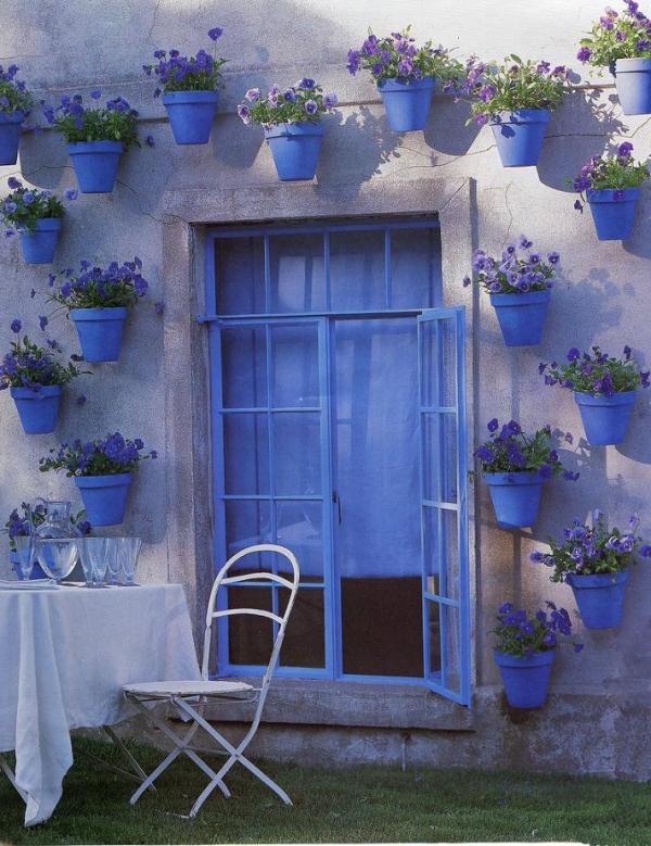 ideias de jardim potes de argila azul na parede do amor