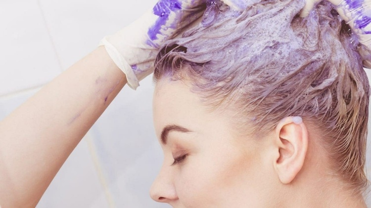 Para remover a tonalidade amarela, use shampoo roxo para cuidar do cabelo loiro