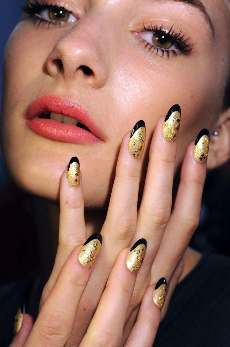 unhas de gel ouro preto manicure francesa em forma de amêndoa