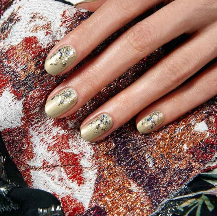 unhas de gel natal prateado ouro metálico brilho