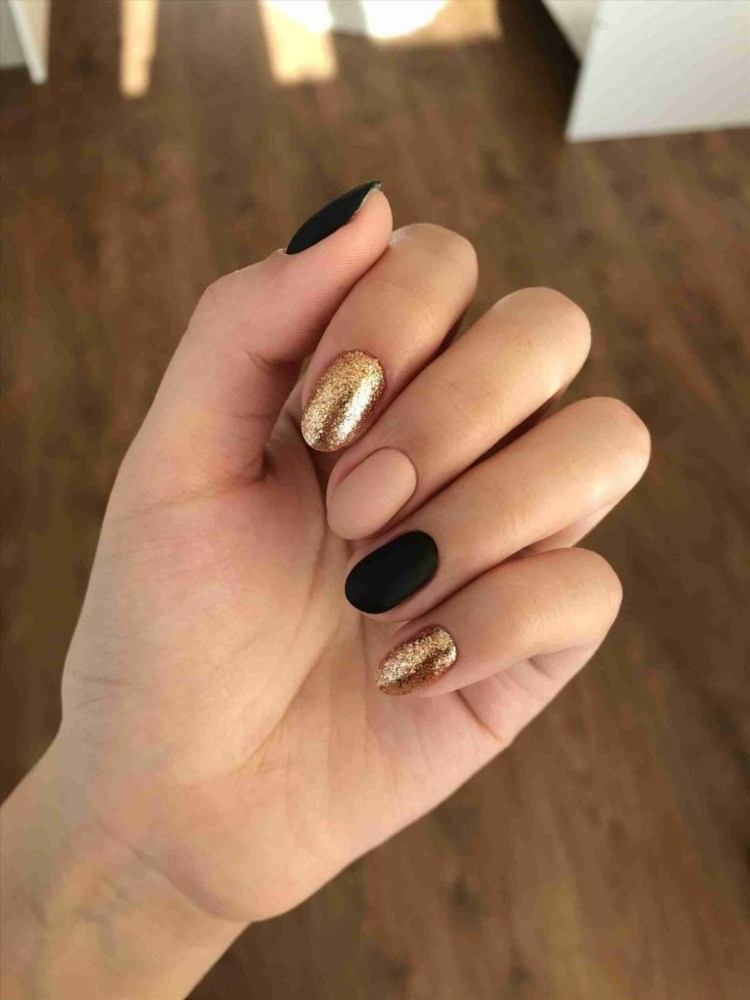 Unhas de gel nude preto fosco com glitter em formato oval