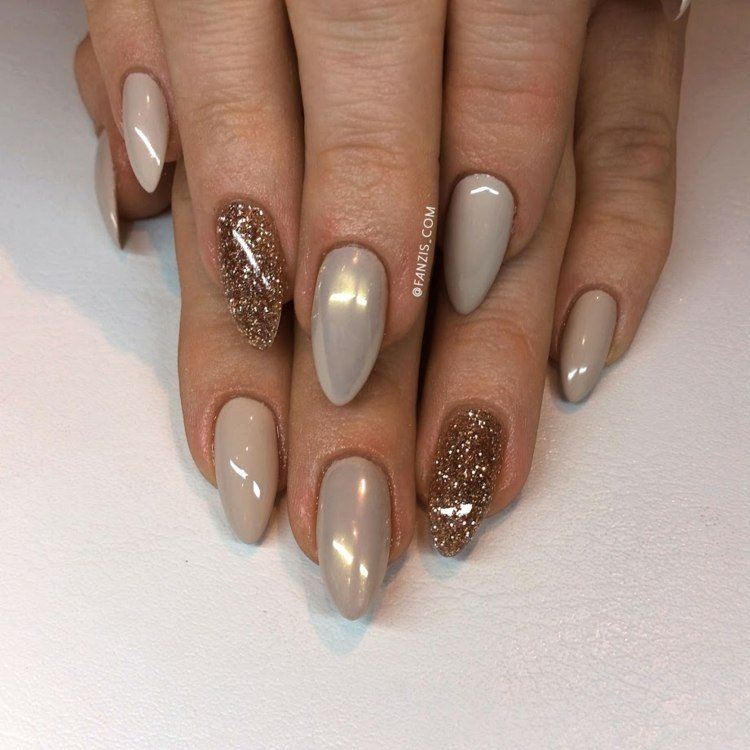 Unhas de gel ouro prata cintilantes pontiagudas