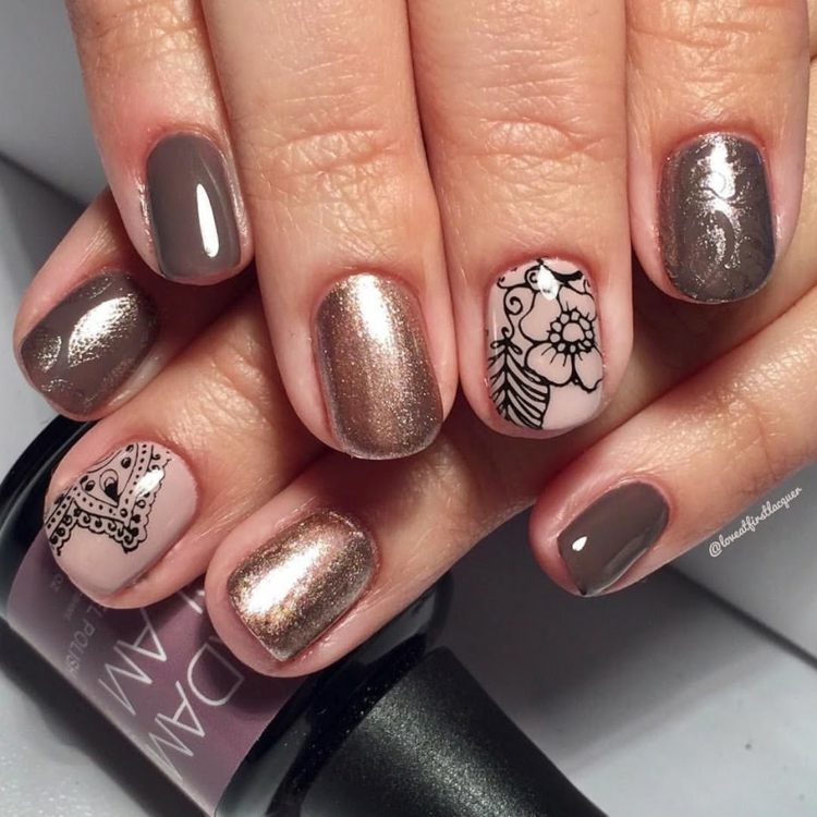 unhas de gel marrom ouro nude padrão floral glitter