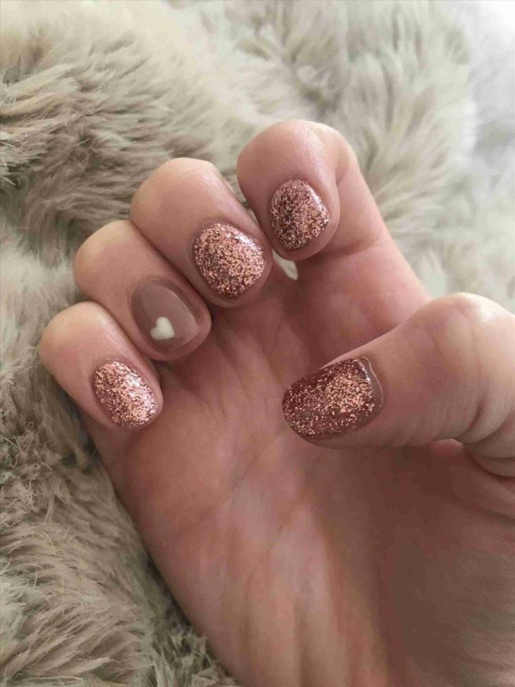 unhas de gel rosa ouro brilhante padrão de coração marrom