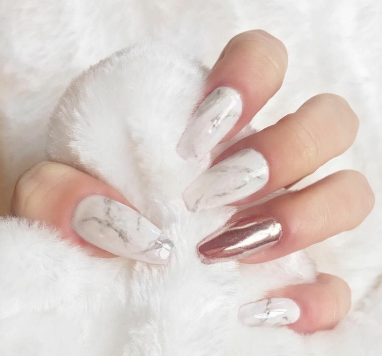 unhas de gel ouro mármore branco cromo rosé