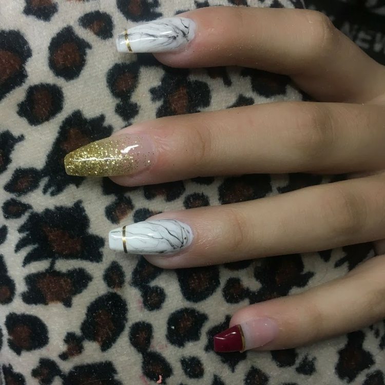 Unhas de gel com ponta vermelha em formato de bailarina de mármore dourado