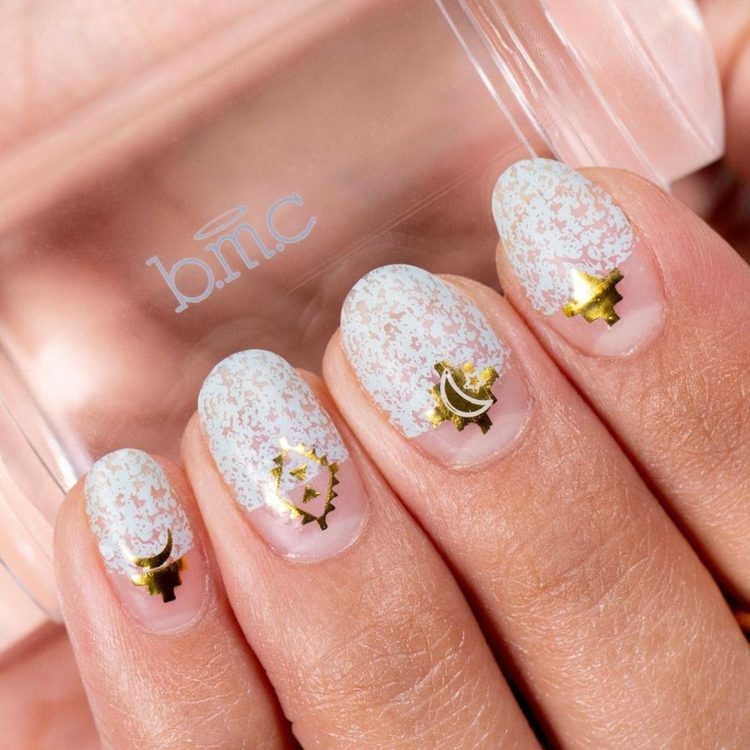 unhas de gel tatuagens com padrão de espaço negativo em ouro branco