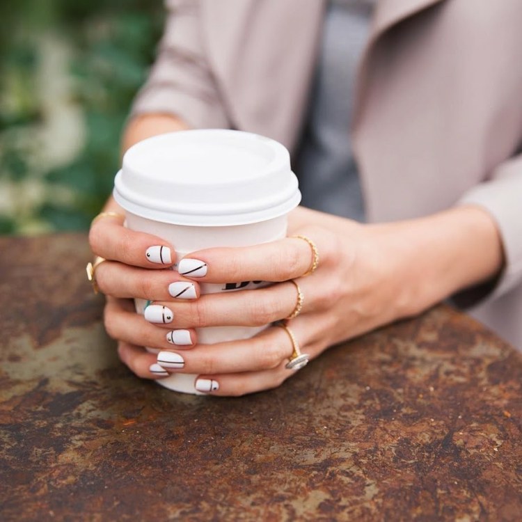 unhas de gel ouro branco listras discretas unhas curtas