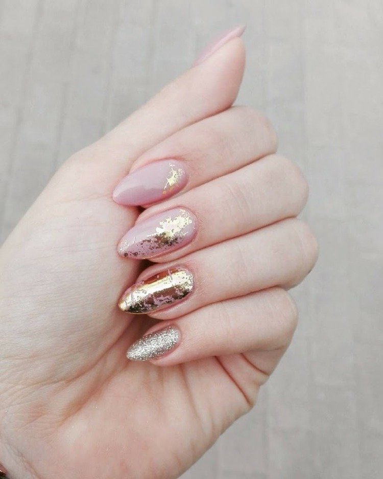 Unhas de gel, ouro prata, folha de glitter bem limadas