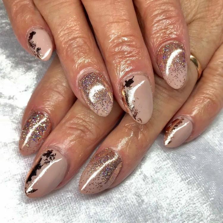 unhas de gel nude folha de ouro pó glitter