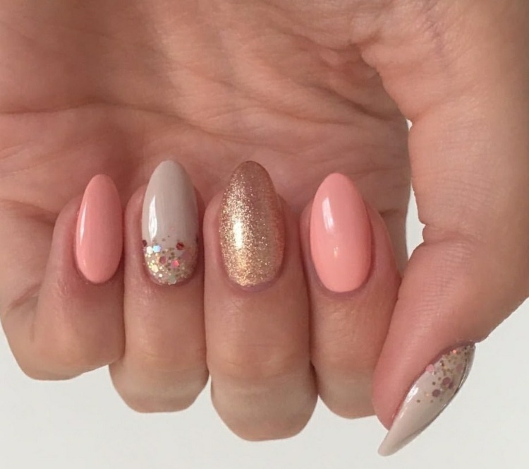 unhas de gel ouro rosa com glitter em formato de amêndoa