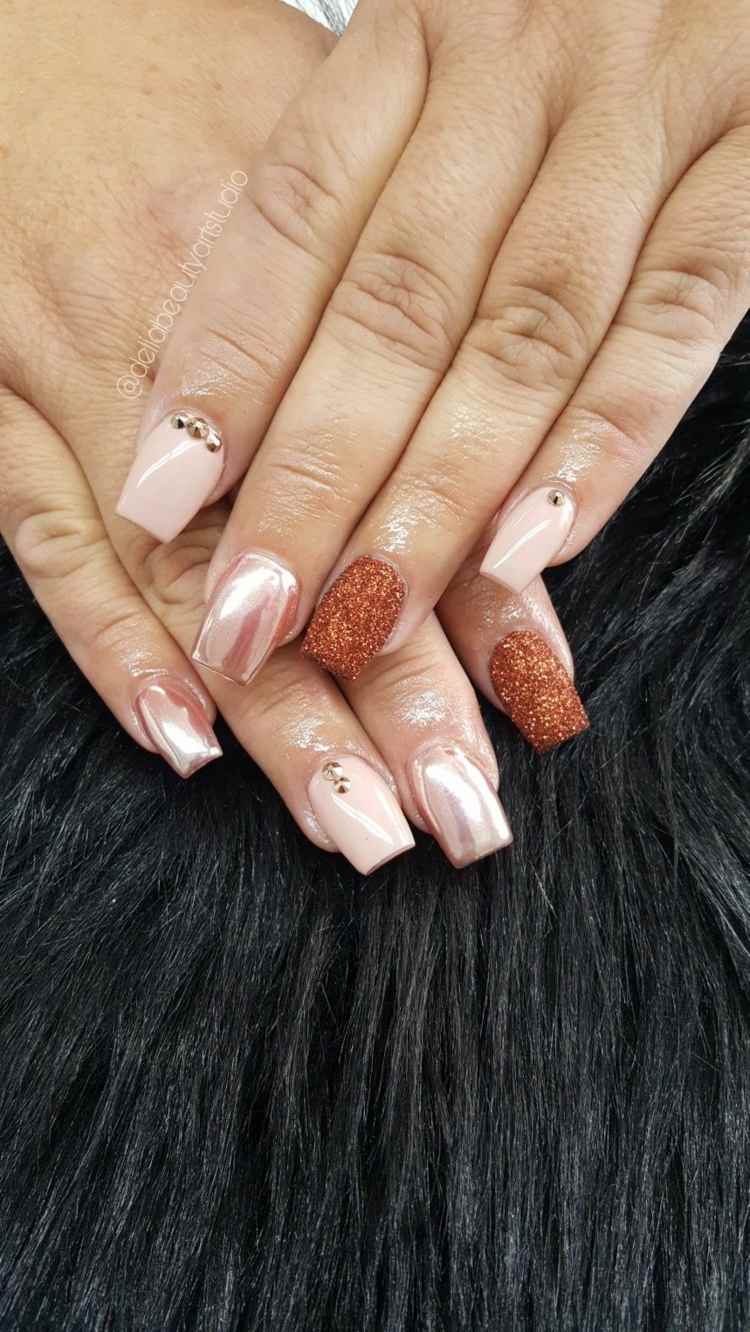 Pó rosa nude strass unhas de gel ouro