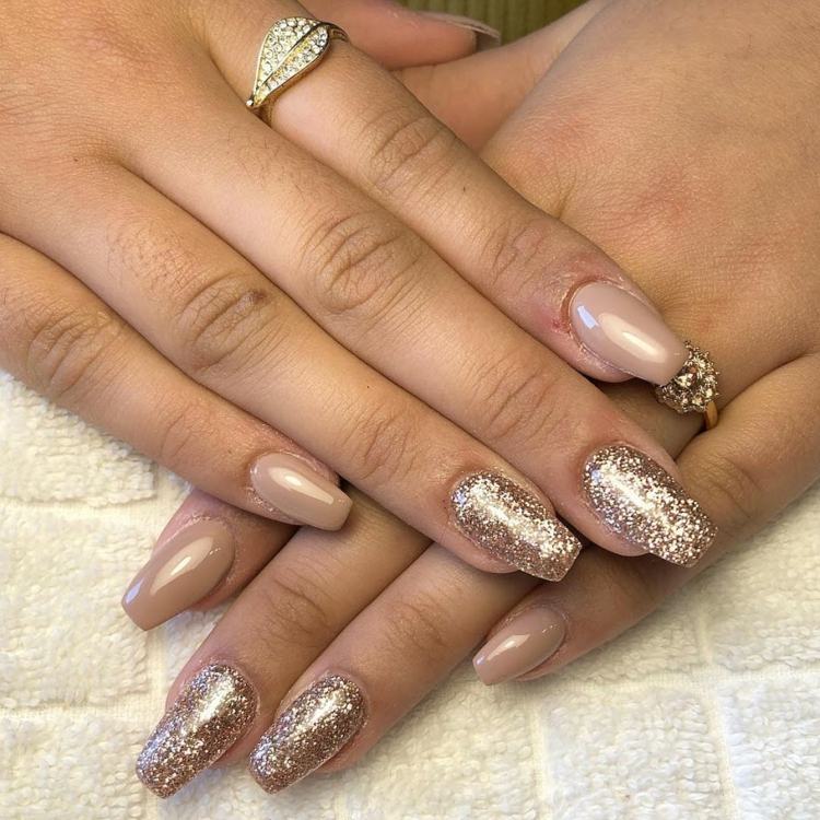 unhas de gel ouro glitter nude nageltrend