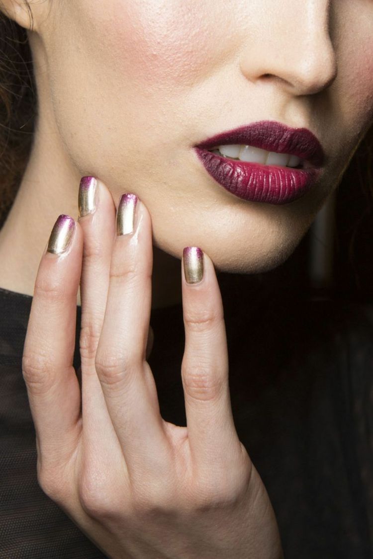 Unhas de gel com ombre dourado púrpura atraente combinação de cores