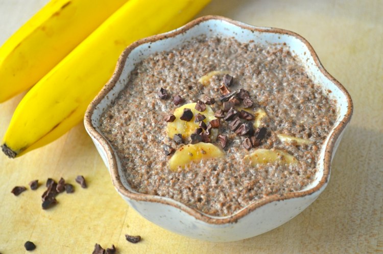 Sementes de banana chia sem glúten de chocolate no café da manhã