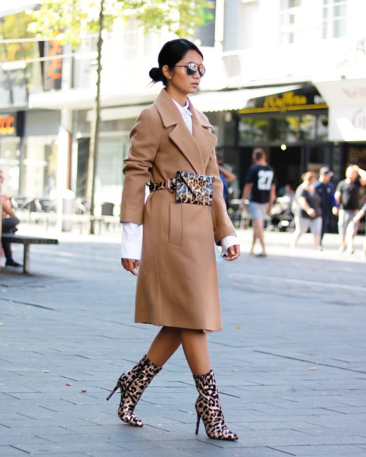 Bolsas de cinto combinam botas de couro com roupas de padrão leopardo no inverno