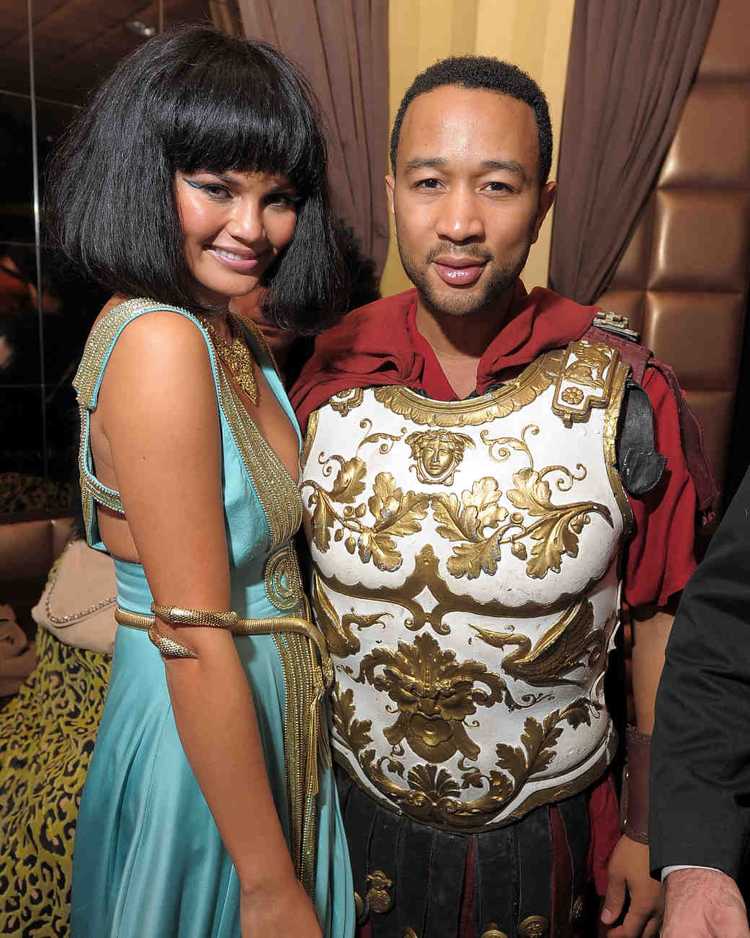 fantasias de halloween estrelas chrissy teigen cleopatra traje vestido azul