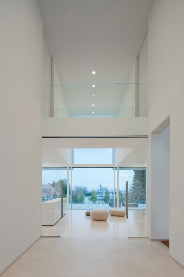 uma única família home-design-interior-design-pure-white-glass railing