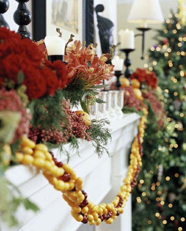 Decoração de Natal com flores na lareira