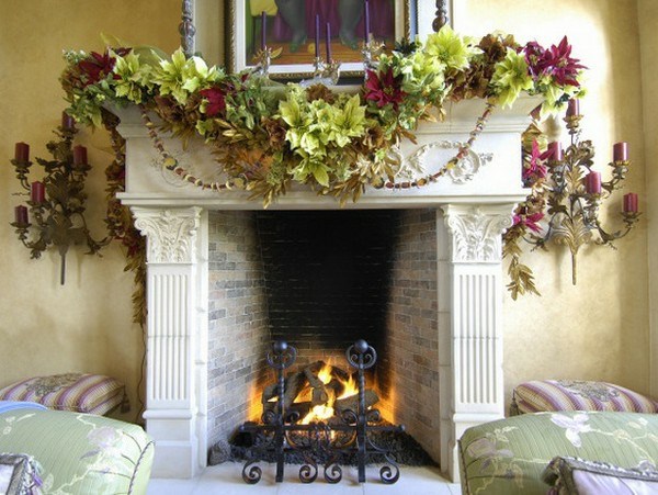 Ideia de decoração de lareira com flores de Natal