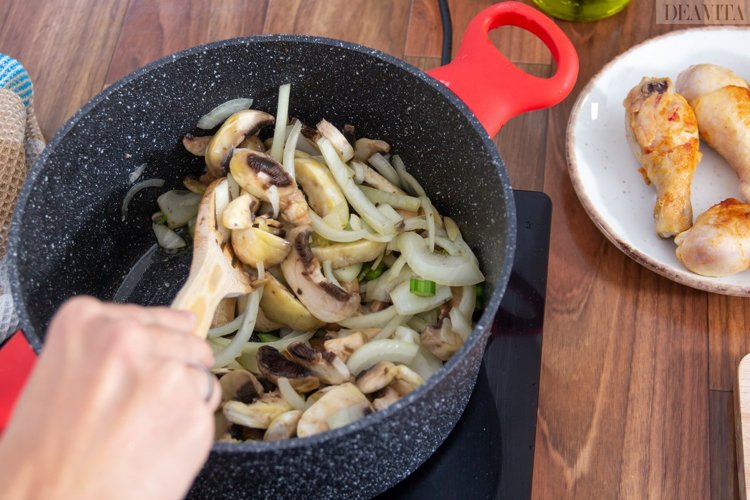 Cogumelos, cebolas, guisado, frango, fricassé, receita fácil