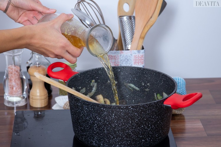 Prepare o fricassé de frango Despeje o caldo e o vinho branco na panela