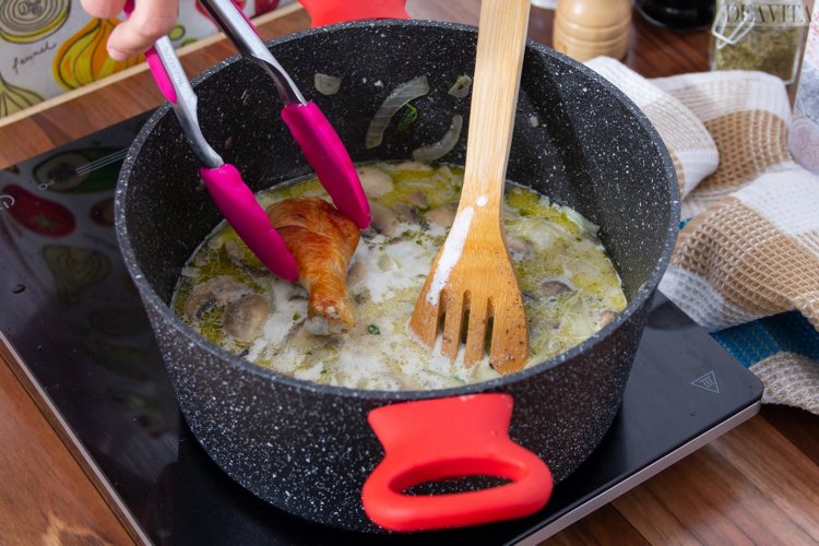 Faça seu próprio fricassé de frango e coloque as pernas de frango no molho