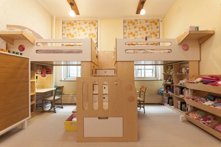 Cama alta para quarto, escada central, escrivaninha para alunos, prateleiras