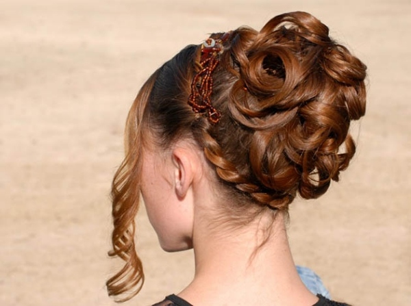 Faixa de cabelo trançada para cima