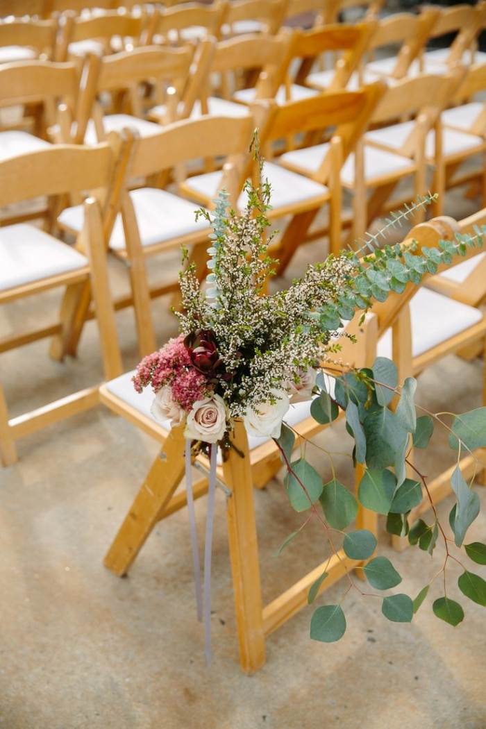 flores recém-colhidas-outono-casamento-no-jardim-cadeiras-dobráveis-para-os-convidados