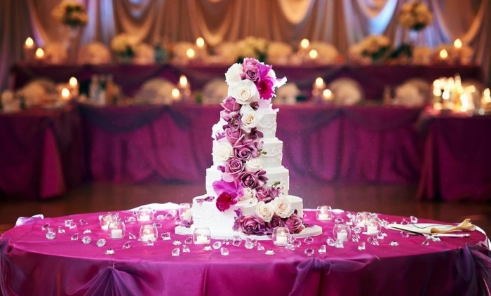 Roxo-decoração-mesa-torre-em-forma-de-bolo-de-casamento-creme-branco