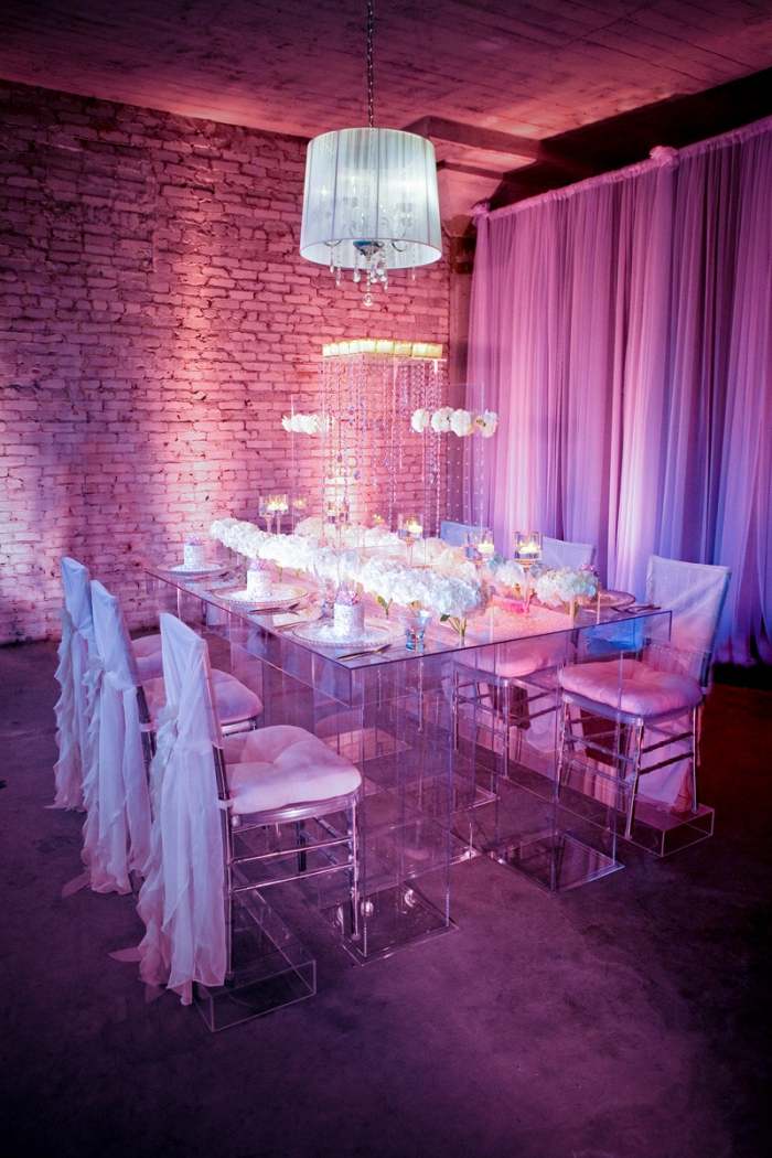 Casamento-decoração-em-fúcsia-cor-forte-acrílico-vidro-mesa-cadeiras-transparente