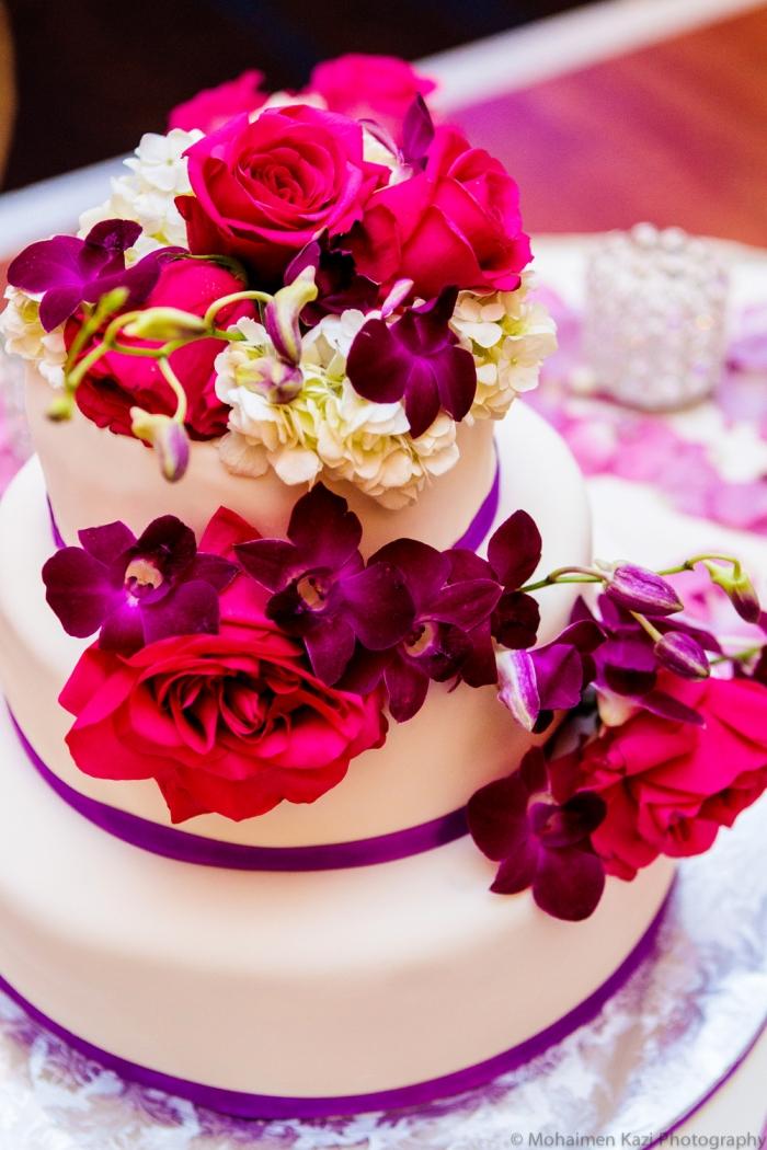 Bolo-casamento-decoração-em-fúcsia-rosa-violeta-fita de cetim flores flores