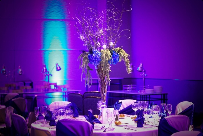 romantic-wedding-decoration-in-blue-purple-table-decoration-atmospheric-lighting