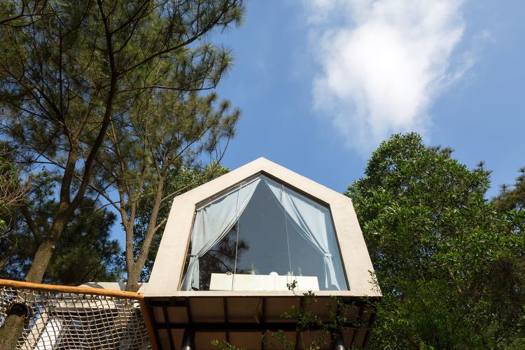 casa pré-fabricada madeira vidro fachada cortinas proteção solar